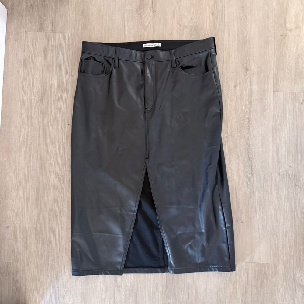 Abercrombie and Fitch Black Faux Leather Midi Skirt 
Size 33